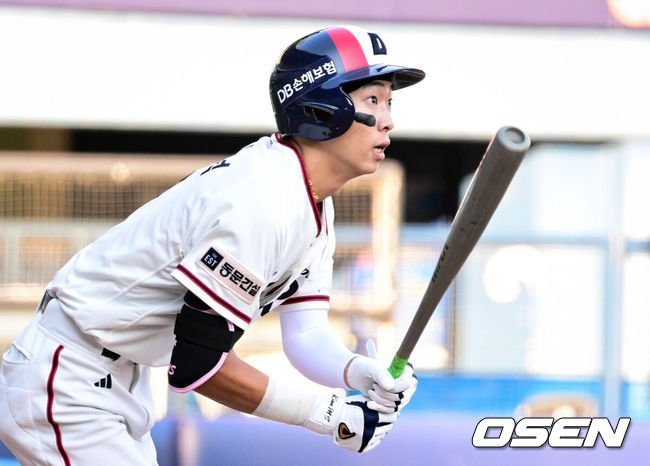[OSEN=잠실, 조은정 기자]2일 서울 잠실야구장에서 2026 신한 SOL KBO리그 두산 베어스와 LG 트윈스의 경기가 열렸다.이날 두산은 벤자민, LG는 톨허스트를 선발로 내세웠다. 1회말 2사 1,3루에서 두산 김민석이 선제 1타점 2루타를 날리고 있다. 2026.08.02 /cej@osen.co.kr