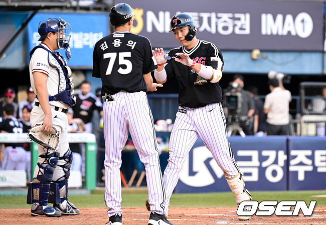 [OSEN=잠실, 조은정 기자]2일 서울 잠실야구장에서 2026 신한 SOL KBO리그 두산 베어스와 LG 트윈스의 경기가 열렸다.이날 두산은 벤자민, LG는 톨허스트를 선발로 내세웠다. 3회초 무사 1루에서 LG 이주헌이 동점 투런 홈런을 날린 뒤 베이스를 돌고 있다. 2026.08.02 /cej@osen.co.kr