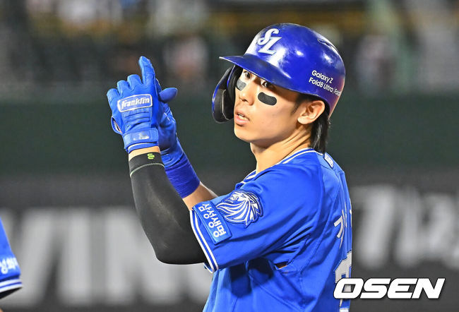 [OSEN=부산, 이석우 기자] 2일 부산 사직야구장에서 2026 신한 SOL KBO 리그 롯데 자이언츠와 삼성 라이온즈의 경기가 열렸다. 홈팀 롯데는 비슬리가, 방문팀 삼성은 보스가 선발 출전했다.삼성 라이온즈 김성윤이 6회초 무사 2,3루 우익수 앞 1타점 안타를 치고 세리머니를 하고 있다. 2026.08.02 / foto0307@osen.co.kr