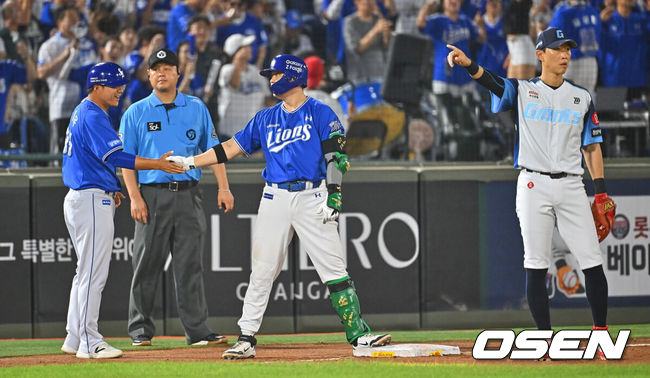 [OSEN=부산, 이석우 기자] 2일 부산 사직야구장에서 2026 신한 SOL KBO 리그 롯데 자이언츠와 삼성 라이온즈의 경기가 열렸다. 홈팀 롯데는 비슬리가, 방문팀 삼성은 보스가 선발 출전했다.삼성 라이온즈 전병우가 6회초 2사 1,2루 우익수 오른쪽 2타점 3루타를 치고 하이파이브를 하고 있다. 2026.08.02 / foto0307@osen.co.kr