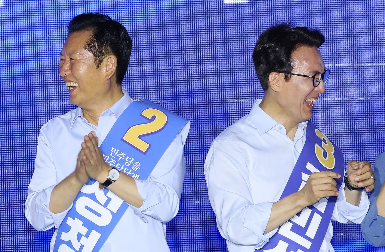 정청래, 김민석 당 대표 후보가 2일 부산 벡스코에서 열린 더불어민주당 당대표·최고위원 순회경선 합동연설회에서 미소 짓고 있다. [연합뉴스]