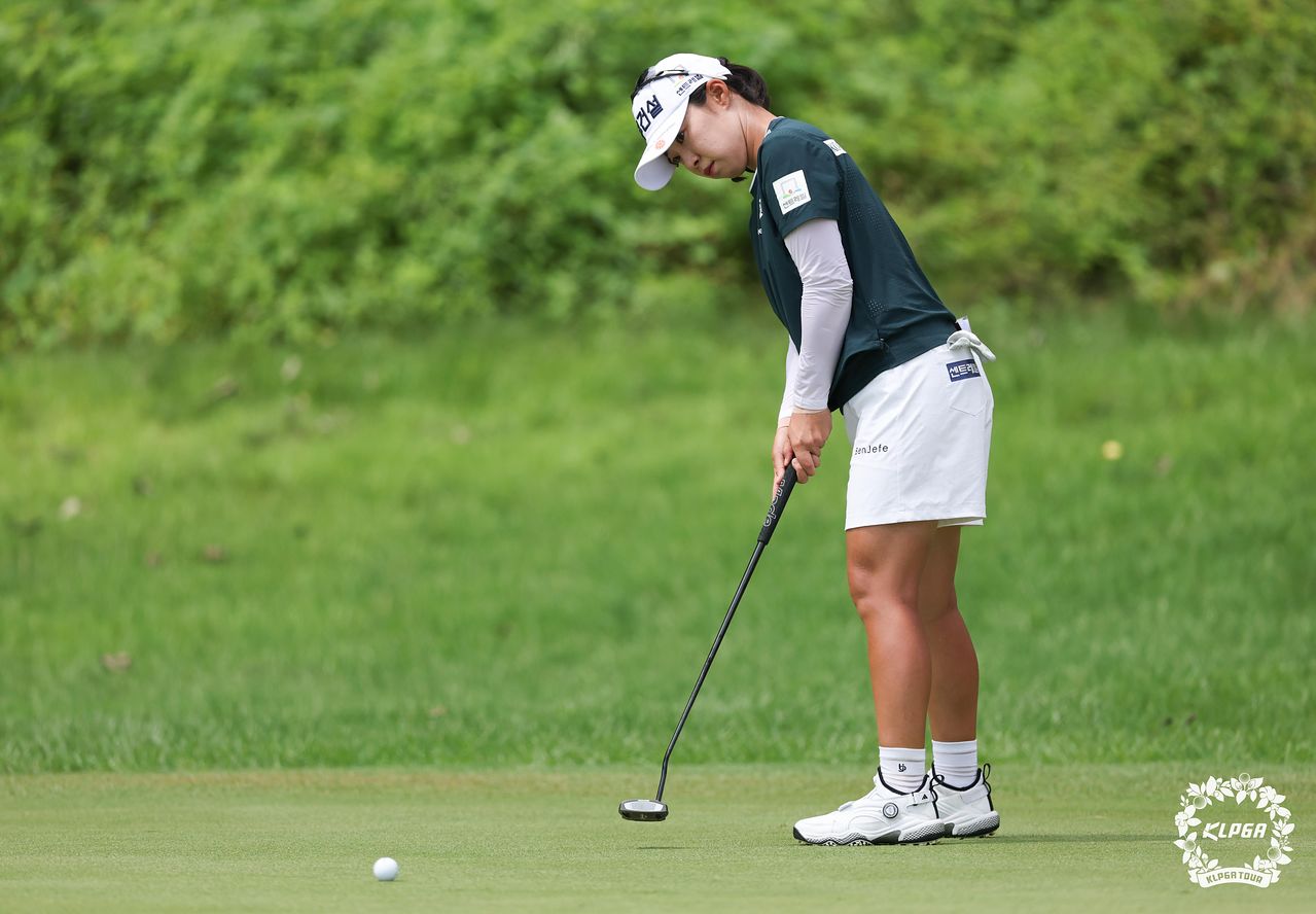 김수지가 2일 열린 KLPGA 투어 오로라월드 챔피언십 최종라운드 3번 홀에서 퍼트를 하고 있다. 사진 KLPGA
