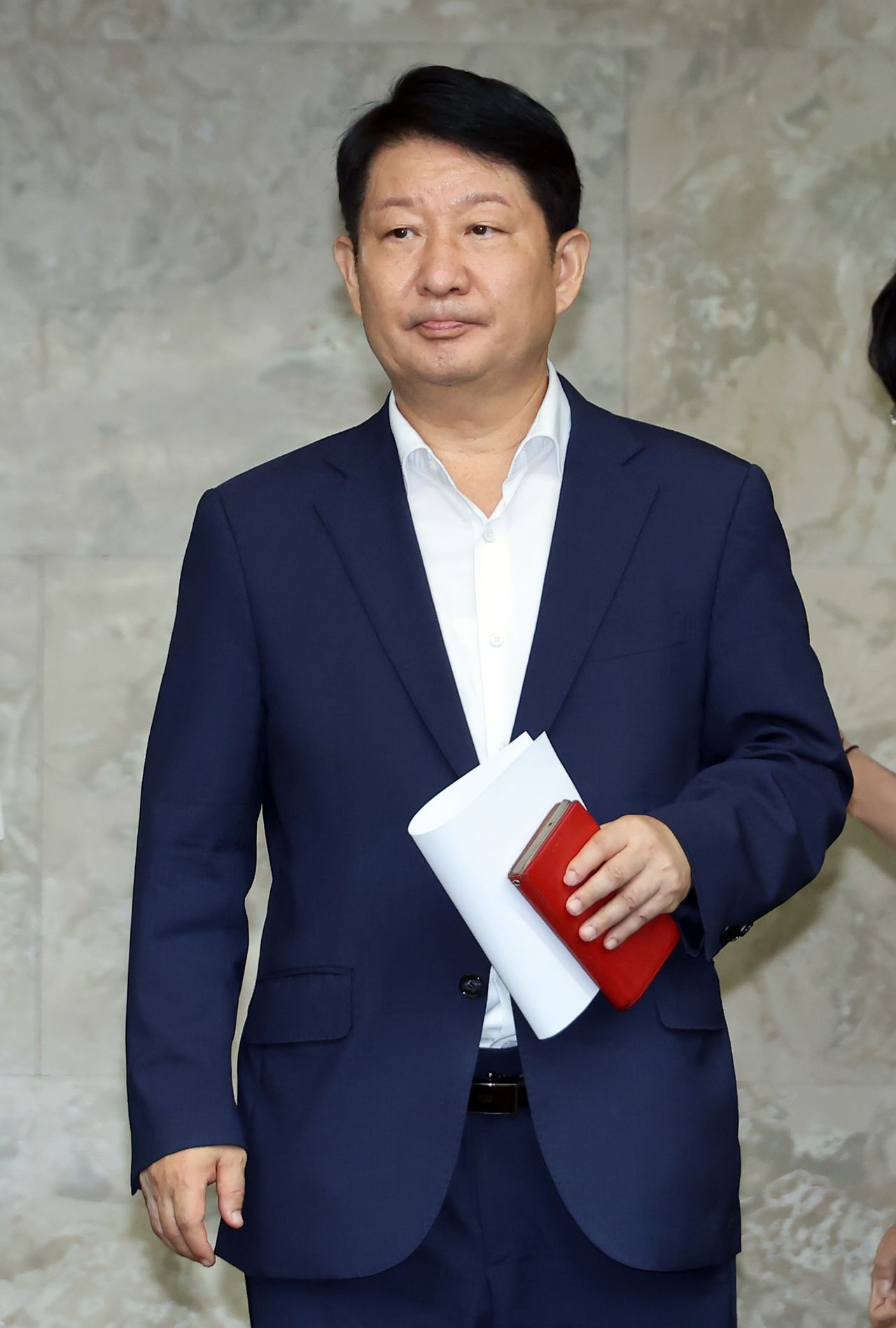 '멱살 논란'을 일으킨 국민의힘 권영진 의원이 지난달 30일 국회에서 열린 의원총회에 입장하고 있다. 권 의원은 이날 의총에서 사과문을 낭독했다. 연합뉴스