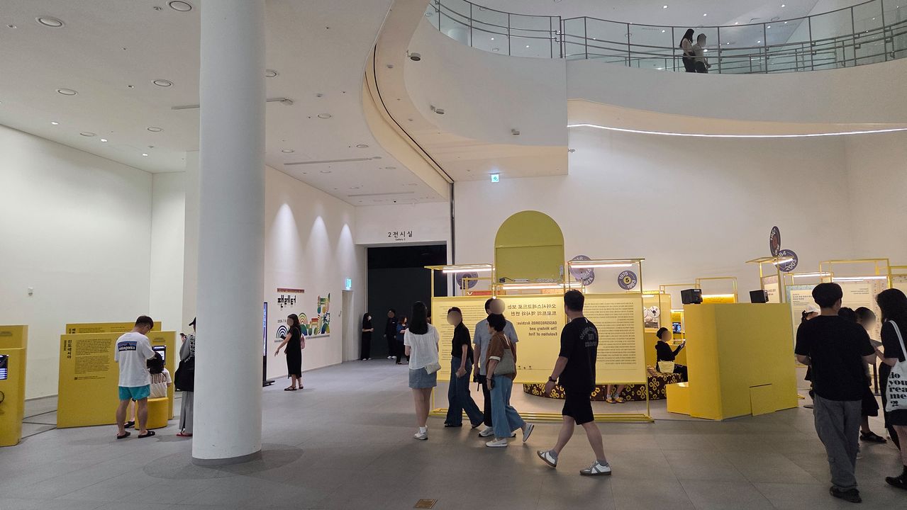 울산 전역에 폭염 중대경보가 발효된 지난 1일 오후 울산 중구 울산시립미술관을 찾은 방문객들이 전시를 관람하고 있다. [연합뉴스]