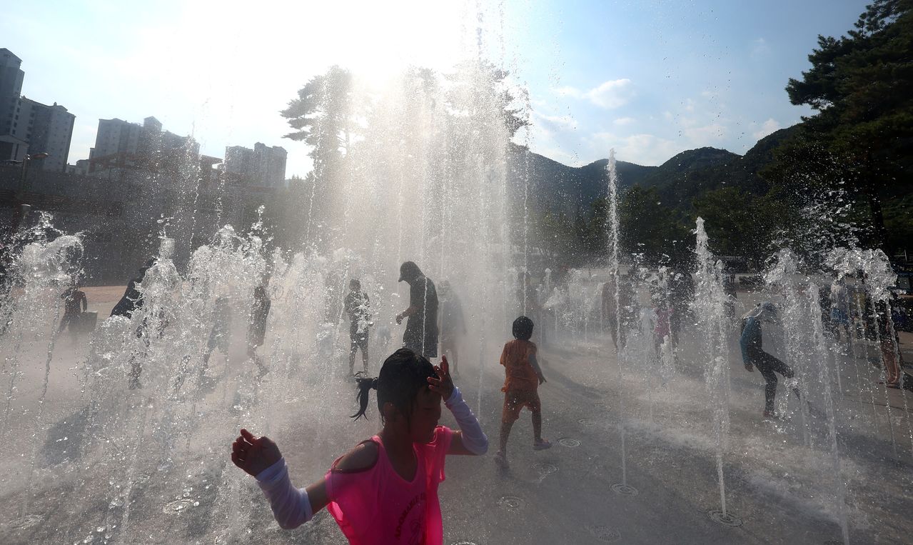 경남 양산지역 낮 최고기온이 42.5도를 기록한 2일 양산시 물금읍 양산워터파크 분수대에서 시민이 물놀이하고 있다. 연합뉴스 