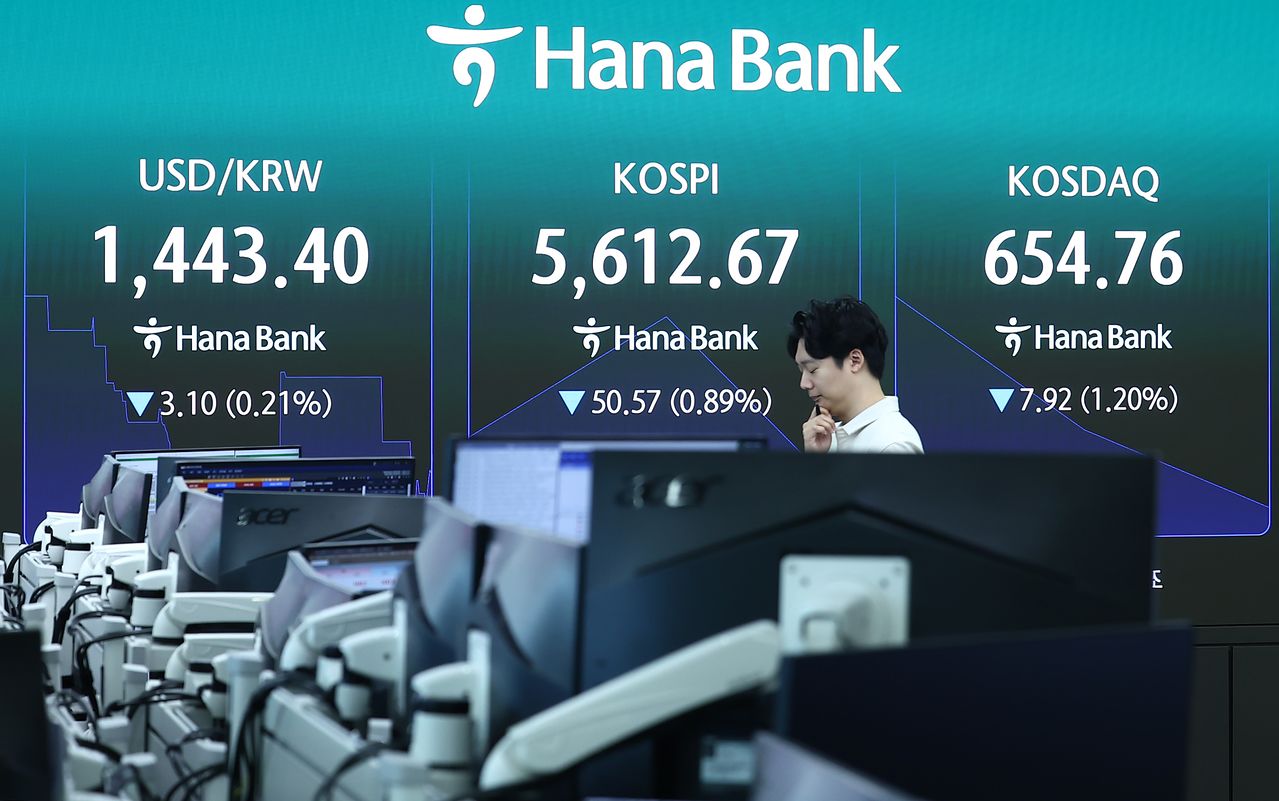 코스피가 5600선에서 소폭 상승 출발했다가 곧바로 하락 전환한 지냔달 30일 오전 서울 중구 하나은행 본점 딜링룸에 개장 시황이 나오고 있다. 뉴스1