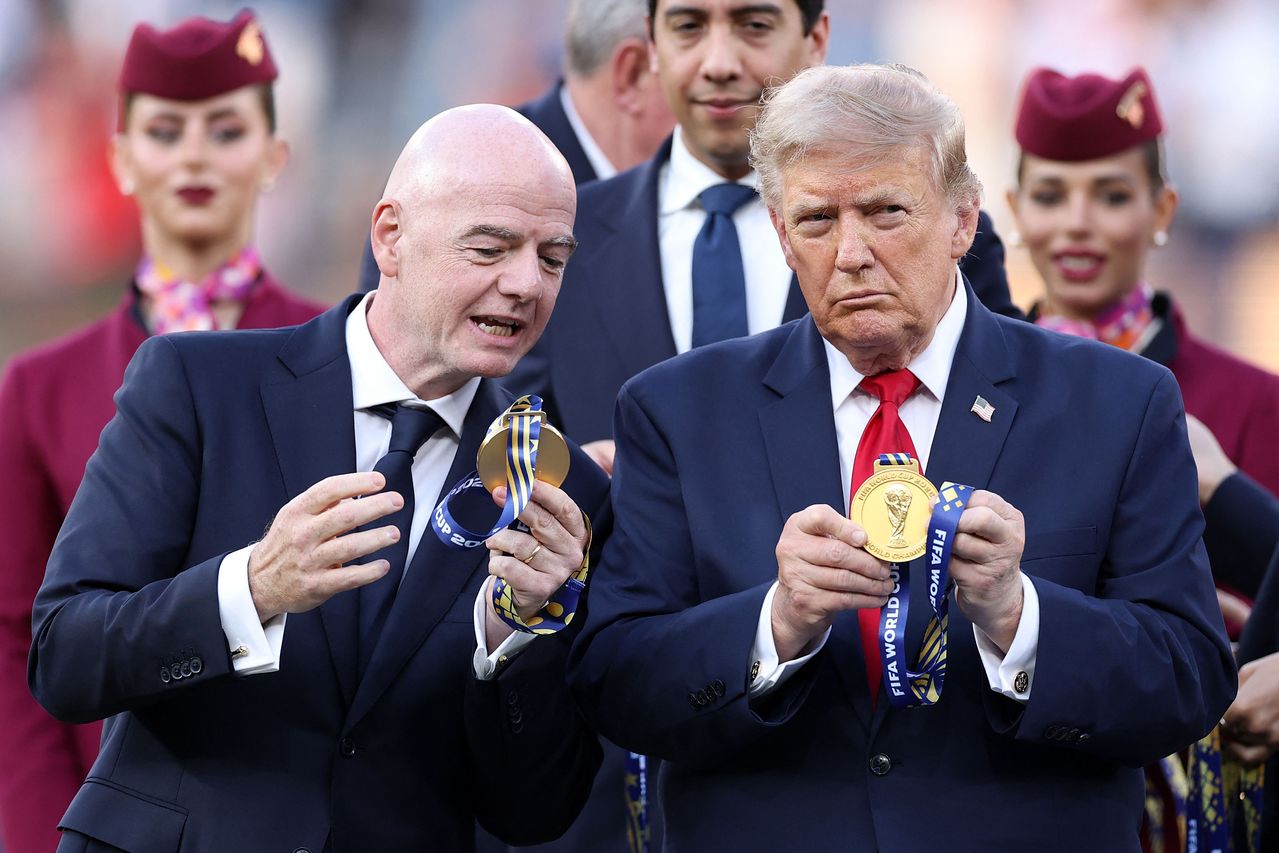 지난 19일 북중미월드컵 시상식에 앞서 선수들에게 줄 메달을 들고 있는 지아니 인판티노 FIFA 회장과 도널드 트럼프 미국 대통령(앞줄 왼쪽부터). AFP=연합뉴스