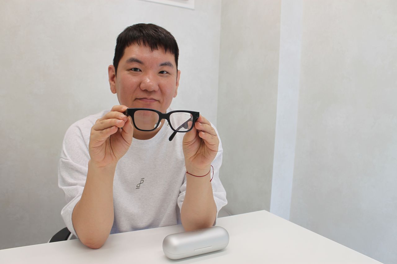 지난달 24일 서울 강남구 대치동의 한 학원에서 강사가 AI 기능이 탑재된 스마트 안경을 들어 보이고 있다. 투명한 렌즈에 초록빛 글자가 보인다. 김민상 기자 