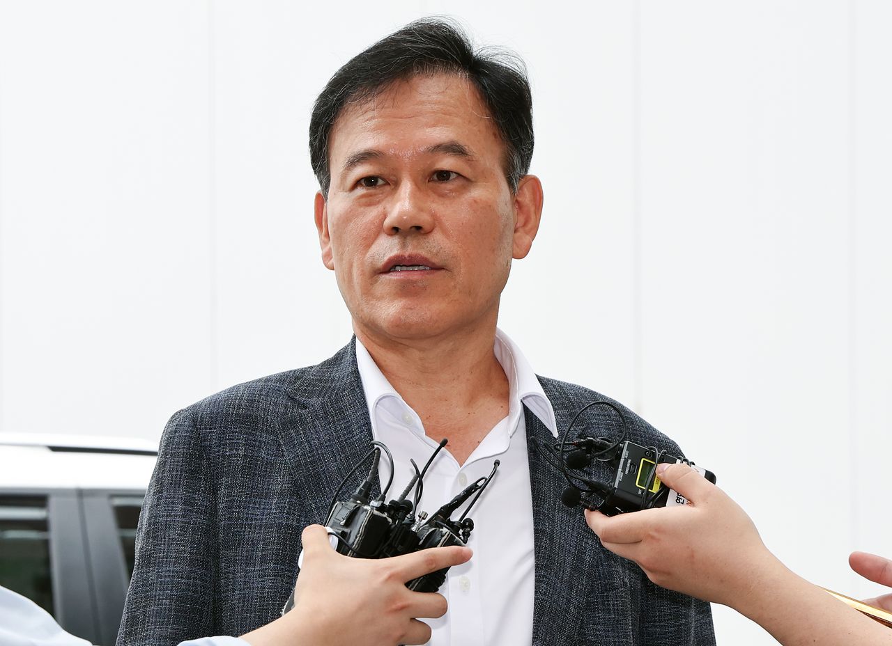 직권남용 권리행사방해 혐의를 받는 윤한홍 국민의힘 의원이 지난 1일 경기 과천시 2차 종합특검 사무실에 피의자 신분으로 출석하며 취채진 질문에 답변하고 있다.  뉴스1