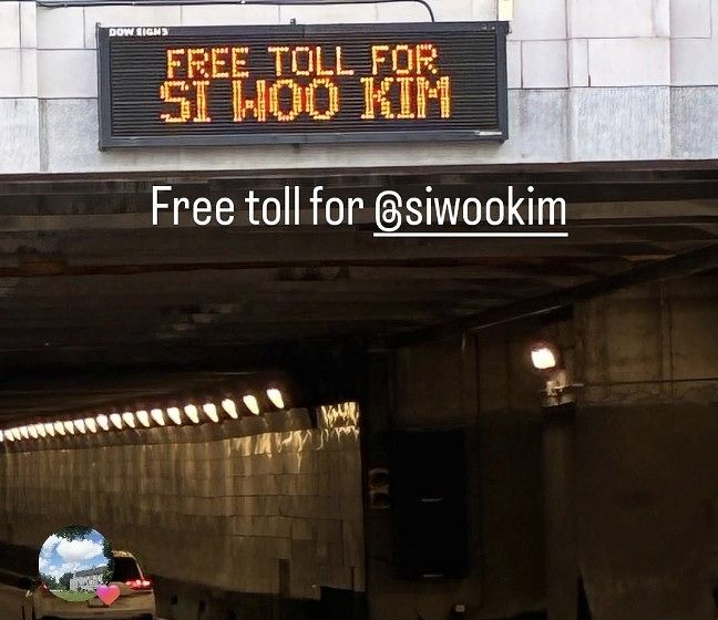 “김시우 무료 통행(FREE TOLL FOR SI WOO KIM)”이라는 사인이 붙은 디트로이트 터널 입구. 김시우 SNS