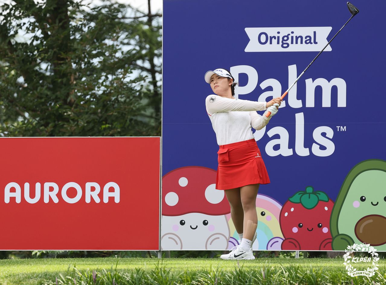 이다연이 2일 열린 KLPGA 투어 오로라월드 챔피언십 최종라운드 3번 홀에서 티샷을 하고 있다. 이날 이다연은 김수지를 극적으로 꺾고 통산 10승을 달성했다. 사진 KLPGA