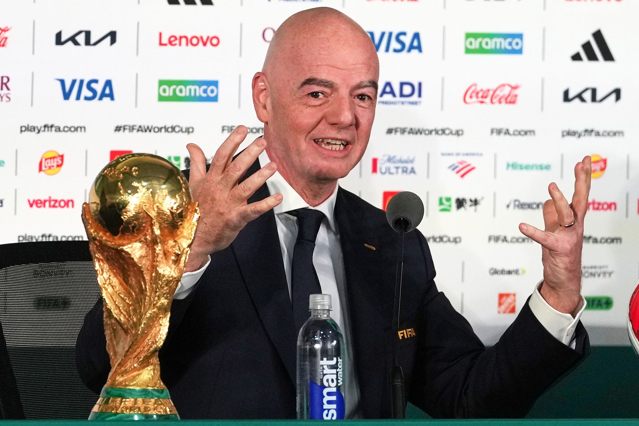 내년 3월 4선 도전을 앞둔 인판티노 FIFA 회장은 본선 참가국 64개국 확대를 통한 수입 증대를 치적으로 내세운다는 구상이다. AP=연합뉴스