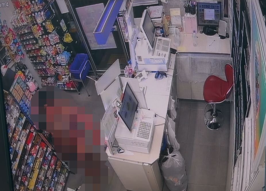 피의자 정재환이 범행 직후 알몸으로 편의점에서 바나나우유를 찾는 모습. 사진 A씨 제공