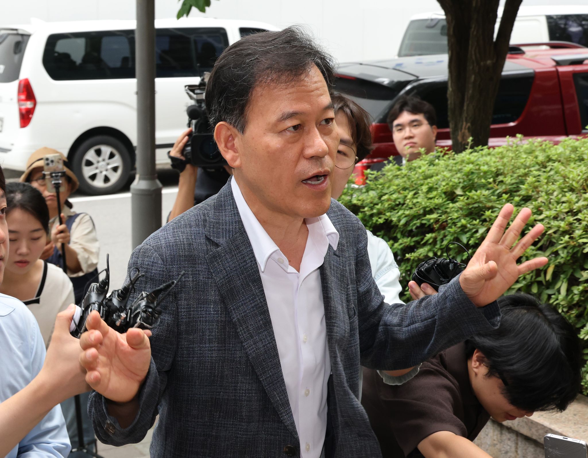 윤한홍 국민의힘 의원이 대통령실 관저 이전 공사를 둘러싼 비위 의혹과 관련해 직권남용권리행사방해 혐의 피의자 신분으로 조사를 받기 위해 1일 과천 종합특검 사무실로 출석하며 취재진의 질문을 받고 있다. 연합뉴스