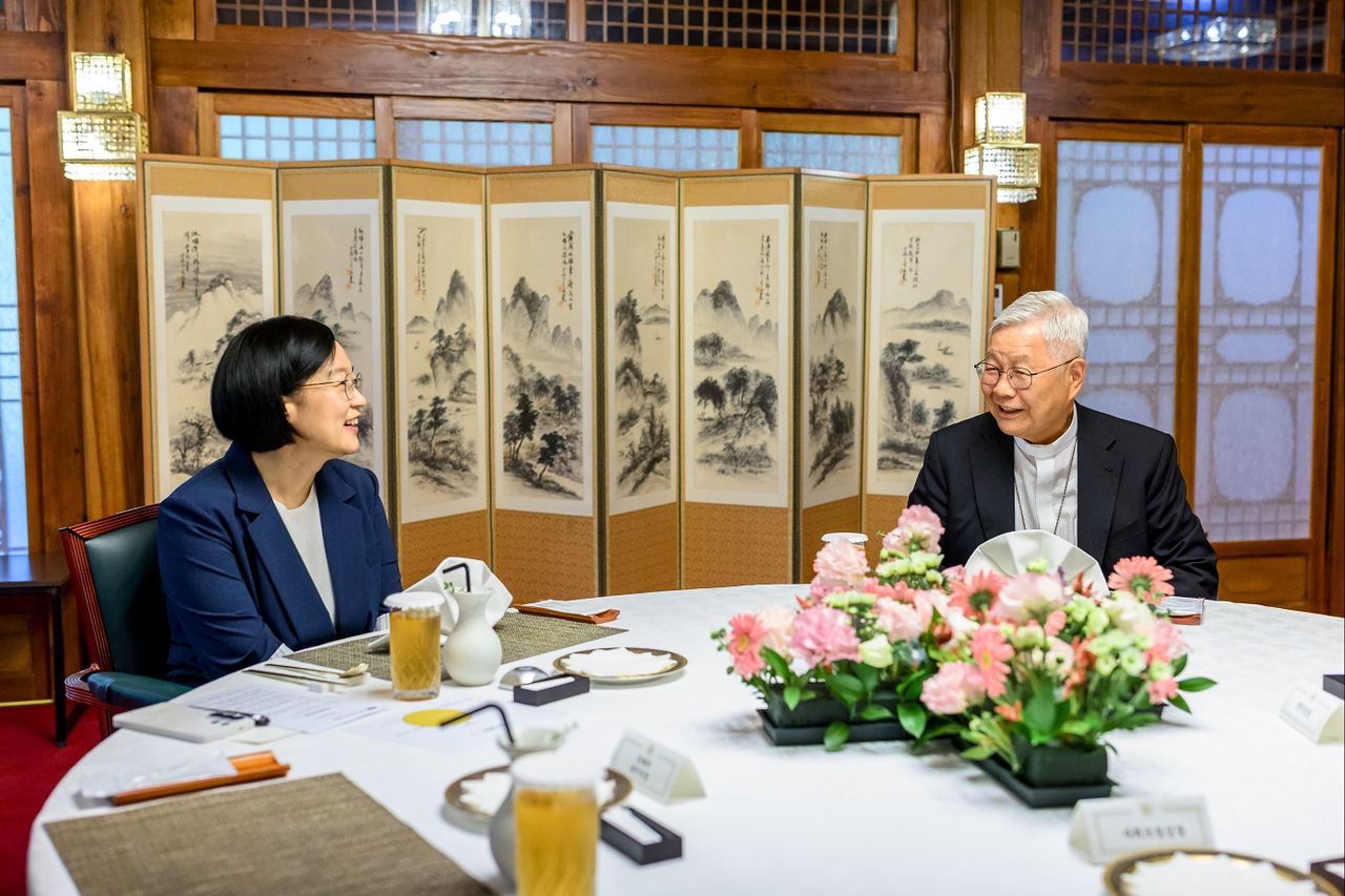 한성숙 국무총리가 지난 1일 서울 삼청동 총리공관에서 한국인 최초 성직자부 장관인 유흥식 추기경과 오찬 회동을 하고 있다. 사진 국무총리실