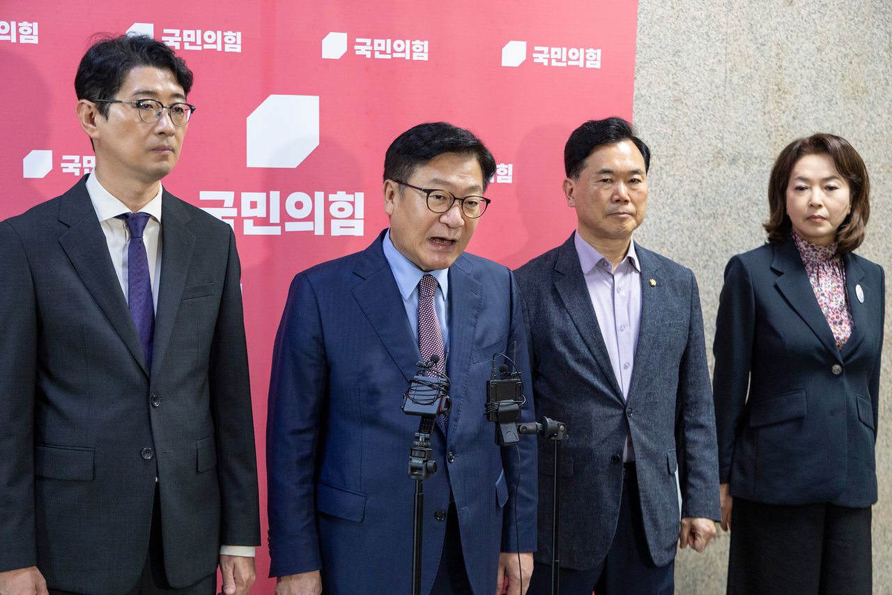 지난달 30일 오후 정점식(왼쪽에서 두번째) 국민의힘 원내대표가 국회에서 형사소송법 개정안 통과 관련 입장을 밝히고 있다. 연합뉴스