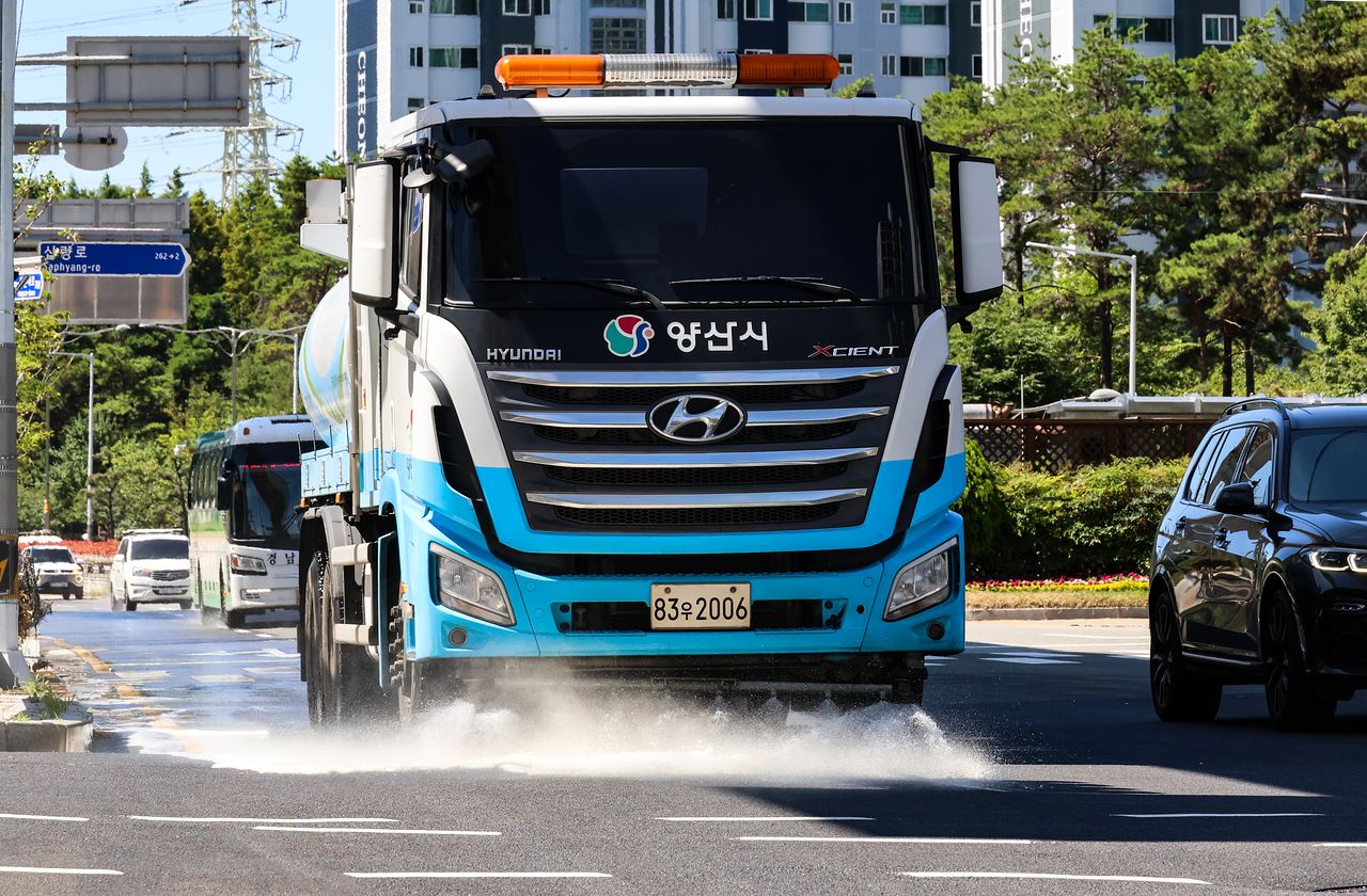 지난달 31일 경남 양산시 남부동 한 도로에서 살수차가 물을 뿌리며 지나가고 있다. 이날 양산지역 최고 기온은 오후 1시 기준 41도로 올해 역대 최고 기온을 경신했다. 연합뉴스