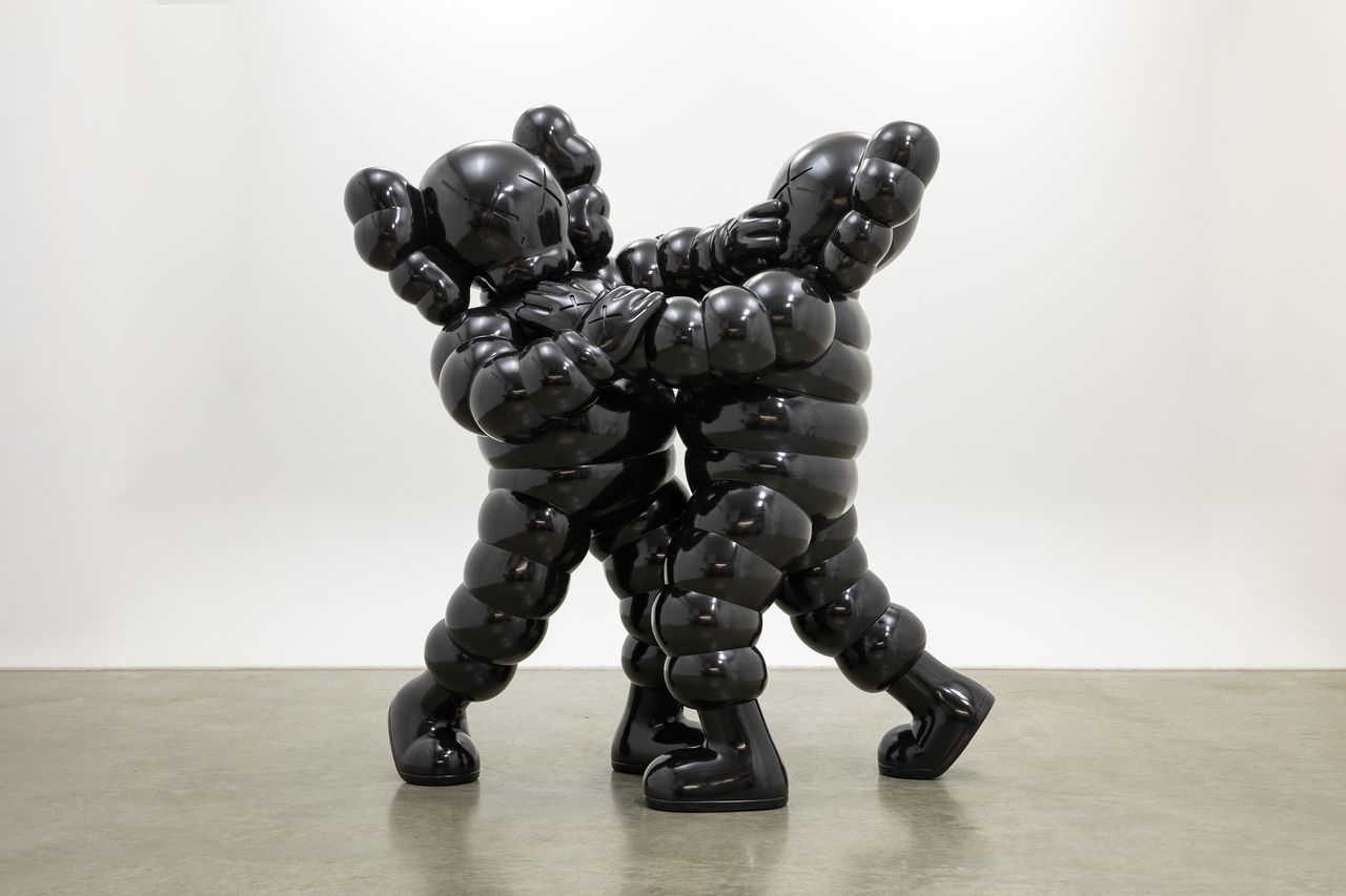 카우스(KAWS)의 국내 첫 미술관 개인전 '친구, 그리고 이웃' 첫머리에 나온 신작 브론즈 조각 '막상막하'(231x208x124.5㎝). 사진 스페이스K