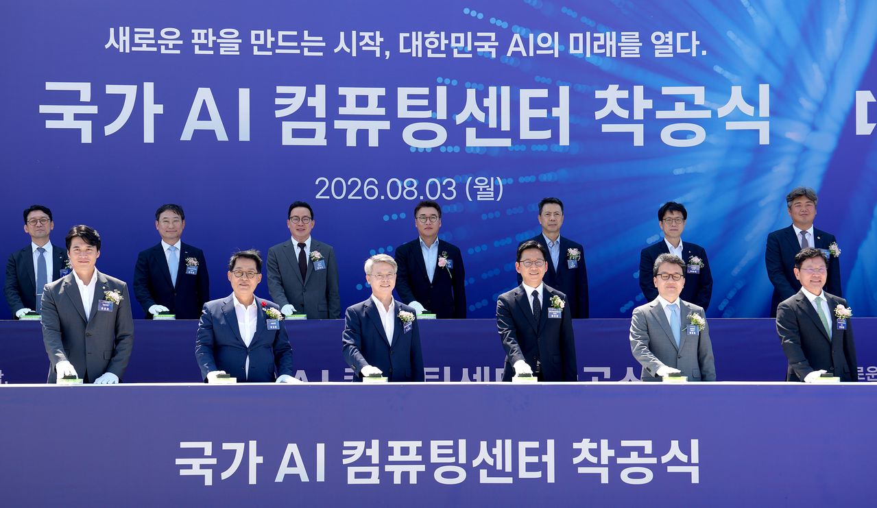 '국가 AI 컴퓨팅센터' 착공식이 3일 오후 전남광주통합특별시 해남군 산이면 구성리 일대에서 열렸다. 배경훈 부총리 겸 과학기술정보통신부장관을 비롯한 내빈들이 세리모니에 참여하고 있다.  장정필 객원기자