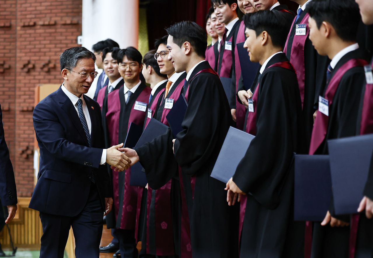 정성호 법무부 장관이 3일 경기 과천시 정부과천청사 법무부에서 열린 신임검사 임관식에서 기념촬영을 마치고 신임검사들과 인사를 나누고 있다. 뉴스1