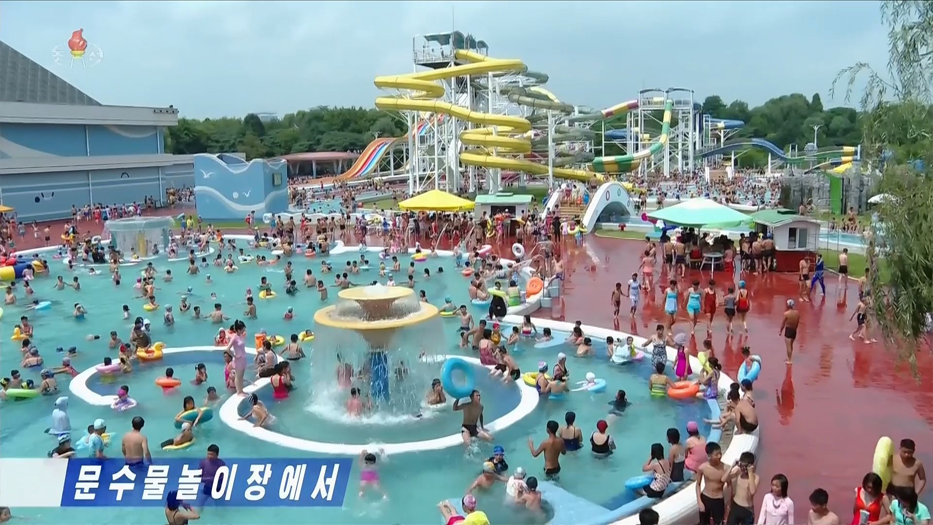 노동신문이 "삼복철에 들어선 지금 평양 문수물놀이장은 매일 초만원이다. 수도 시민들은 물론 평양 견학이나 나들이 왔던 지방 사람들도 앞을 다퉈 찾아오고 있다"고 보도했다. 조선중앙TV=연합뉴스
