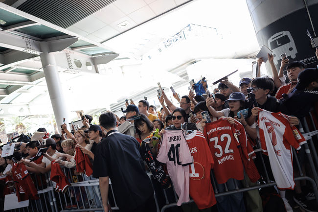 제주국제공항/ 아우디 풋볼 써밋 2026/ 제주SKFC vs FC바이에른뮌헨/ 뮌헨 선수단 입국/ 환영관중/ photo by Jaehoon Kim