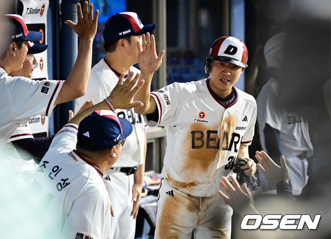 [OSEN=잠실, 조은정 기자]2일 서울 잠실야구장에서 2026 신한 SOL KBO리그 두산 베어스와 LG 트윈스의 경기가 열렸다.이날 두산은 벤자민, LG는 톨허스트를 선발로 내세웠다. 7회말 1사 1,2루에서 두산 2루주자 정수빈이 안재석 땅볼 때 LG 야수진의 다른 주자 수비를 틈타 득점을 올리고 있다. 2026.08.02 /cej@osen.co.kr