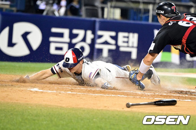[OSEN=잠실, 조은정 기자]2일 서울 잠실야구장에서 2026 신한 SOL KBO리그 두산 베어스와 LG 트윈스의 경기가 열렸다.이날 두산은 벤자민, LG는 톨허스트를 선발로 내세웠다. 7회말 1사 1,2루에서 두산 2루주자 정수빈이 안재석의 땅볼을 수비하는 틈을 타 득점을 올리고 있다. 2026.08.02 /cej@osen.co.kr