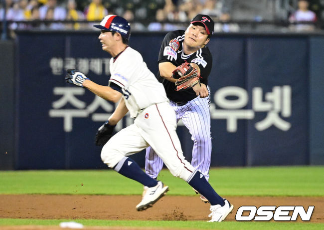 [OSEN=잠실, 조은정 기자]1일 서울 잠실야구장에서 2026 신한 SOL KBO리그 두산 베어스와 LG 트윈스의 경기가 열렸다.이날 두산은 곽빈, LG는 카라스코를 선발로 내세웠다.연장 11회말 1사 2루 박찬호의 땅볼 상황에서 2루주자 정수빈이 3피트 위반으로 아웃되고  있다. 2026.08.01 /cej@osen.co.kr