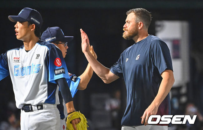 [OSEN=부산, 이석우 기자] 2일 부산 사직야구장에서 2026 신한 SOL KBO 리그 롯데 자이언츠와 삼성 라이온즈의 경기가 열렸다. 홈팀 롯데는 비슬리가, 방문팀 삼성은 보스가 선발 출전했다.롯데 자이언츠 김태형 감독이 삼성 라이온즈에 10-7로 승리한 후 비슬리와 하이파이브를 하고 있다. 2026.08.02 / foto0307@osen.co.kr