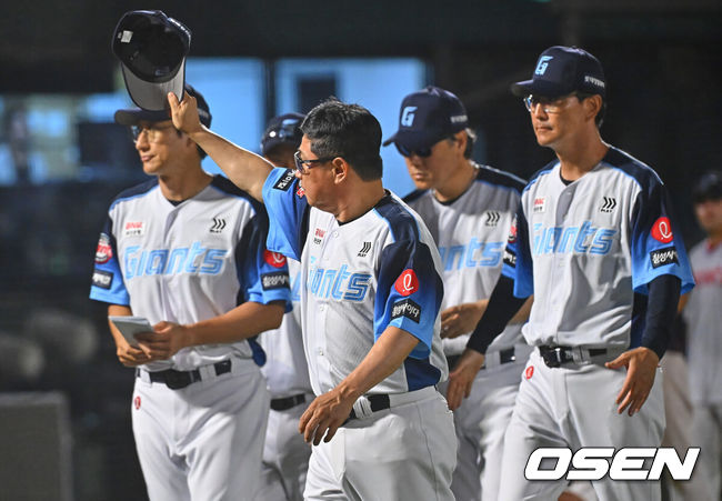 [OSEN=부산, 이석우 기자] 2일 부산 사직야구장에서 2026 신한 SOL KBO 리그 롯데 자이언츠와 삼성 라이온즈의 경기가 열렸다. 홈팀 롯데는 비슬리가, 방문팀 삼성은 보스가 선발 출전했다.롯데 자이언츠 김태형 감독이 삼성 라이온즈에 10-7로 승리한 후 팬들에게 인사를 하고 있다. 2026.08.02 / foto0307@osen.co.kr
