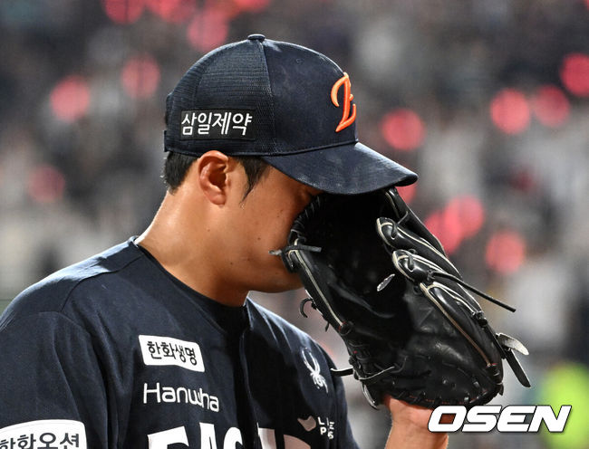 [OSEN=수원, 이대선 기자] 31일 수원 KT위즈파크에서 2026 신한 SOL KBO리그 KT 위즈와 한화 이글스의 경기가 열렸다.이날 KT는 소형준, 한화는 류현진을 선발로 내세웠다.6회말 1사 2,3루에서 한화 이형범이 KT 한승택에게 우중간 2타점 적시타를 허용하고 마운드를 내려가고 있다. 2026.07.31 /sunday@osen.co.kr