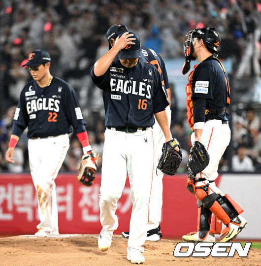 [OSEN=수원, 이대선 기자] 31일 수원 KT위즈파크에서 2026 신한 SOL KBO리그 KT 위즈와 한화 이글스의 경기가 열렸다.이날 KT는 소형준, 한화는 류현진을 선발로 내세웠다.6회말 1사 2,3루에서 한화 이형범이 KT 한승택에게 우중간 2타점 적시타를 허용하고 마운드를 내려가고 있다. 2026.07.31 /sunday@osen.co.kr