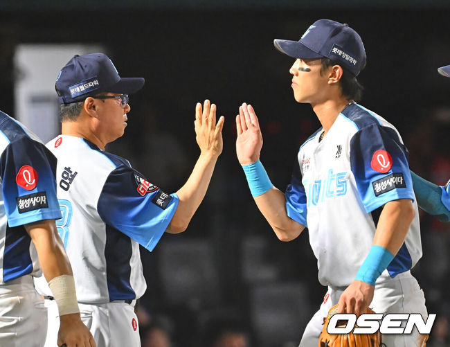 [OSEN=부산, 이석우 기자] 2일 부산 사직야구장에서 2026 신한 SOL KBO 리그 롯데 자이언츠와 삼성 라이온즈의 경기가 열렸다. 홈팀 롯데는 비슬리가, 방문팀 삼성은 보스가 선발 출전했다.롯데 자이언츠 김태형 감독이 삼성 라이온즈에 10-7로 승리한 후 전민재와 하이파이브를 하고 있다. 2026.08.02 / foto0307@osen.co.kr
