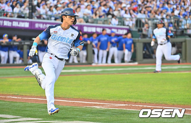 [OSEN=부산, 이석우 기자] 2일 부산 사직야구장에서 2026 신한 SOL KBO 리그 롯데 자이언츠와 삼성 라이온즈의 경기가 열렸다. 홈팀 롯데는 비슬리가, 방문팀 삼성은 보스가 선발 출전했다.롯데 자이언츠 전민재가 1회말 2사 만루 우중간 싹쓸이 2루타를 치고 진루하고 있다. 2026.08.02 / foto0307@osen.co.kr