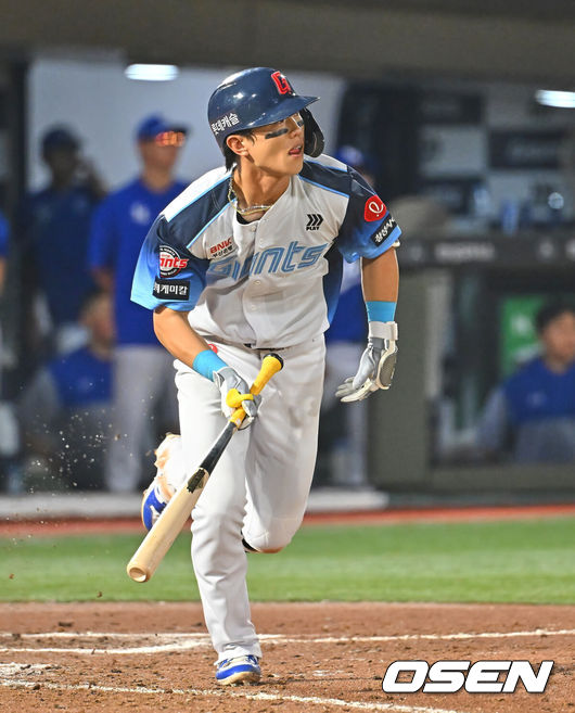 [OSEN=부산, 이석우 기자] 2일 부산 사직야구장에서 2026 신한 SOL KBO 리그 롯데 자이언츠와 삼성 라이온즈의 경기가 열렸다. 홈팀 롯데는 비슬리가, 방문팀 삼성은 보스가 선발 출전했다.롯데 자이언츠 전민재가 7회말 1사 2루 우중간 1타점 2루타를 치고 있다. 2026.08.02 / foto0307@osen.co.kr