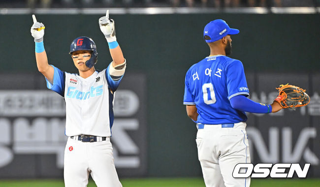 [OSEN=부산, 이석우 기자] 2일 부산 사직야구장에서 2026 신한 SOL KBO 리그 롯데 자이언츠와 삼성 라이온즈의 경기가 열렸다. 홈팀 롯데는 비슬리가, 방문팀 삼성은 보스가 선발 출전했다.롯데 자이언츠 전민재가 7회말 1사 2루 우중간 1타점 2루타를 치고 세리머니를 하고 있다. 2026.08.02 / foto0307@osen.co.kr