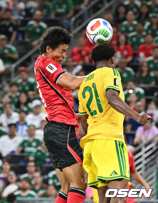 [OSEN=몬테레이(멕시코), 이대선 기자] 홍명보 감독이 이끄는 대한민국 축구대표팀은 25일(이하 한국시간) 오전 10시 멕시코 몬테레이 스타디움에서 개최된 2026 국제축구연맹(FIFA) 북중미 월드컵 조별리그 A조 최종전에서 남아프리카공화국에게 0-1 충격패를 당했다.1승2패가 된 한국은 A조 3위로 밀리며 32강 자력진출에 실패했다. 한국은 나머지 조들의 상황을 따져보고 32강에 진출할 가능성은 남아있다. 1승1무1패의 남아공이 2위로 32강 진출을 확정지었다.후반 대한민국 조규성이 헤더를 시도하고 있다. 2026.06.25 /sunday@osen.co.kr