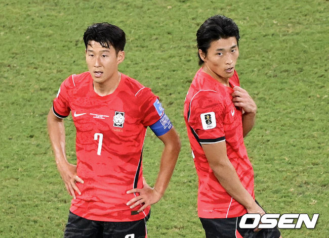 [OSEN=몬테레이(멕시코), 이대선 기자] 홍명보 감독이 이끄는 대한민국 축구대표팀은 25일(이하 한국시간) 오전 10시 멕시코 몬테레이 스타디움에서 개최된 2026 국제축구연맹(FIFA) 북중미 월드컵 조별리그 A조 최종전에서 남아프리카공화국에게 0-1 충격패를 당했다.1승2패가 된 한국은 A조 3위로 밀리며 32강 자력진출에 실패했다. 한국은 나머지 조들의 상황을 따져보고 32강에 진출할 가능성은 남아있다.후반 대한민국 손흥민, 조규성이 숨을 고르고 있다. 2026.06.25 /sunday@osen.co.kr