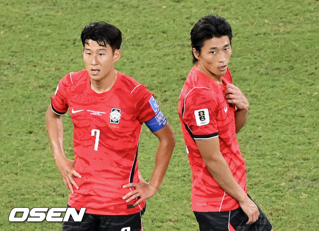 [OSEN=몬테레이(멕시코), 이대선 기자] 홍명보 감독이 이끄는 대한민국 축구대표팀은 25일(이하 한국시간) 오전 10시 멕시코 몬테레이 스타디움에서 개최된 2026 국제축구연맹(FIFA) 북중미 월드컵 조별리그 A조 최종전에서 남아프리카공화국에게 0-1 충격패를 당했다.1승2패가 된 한국은 A조 3위로 밀리며 32강 자력진출에 실패했다. 한국은 나머지 조들의 상황을 따져보고 32강에 진출할 가능성은 남아있다.후반 대한민국 손흥민, 조규성이 숨을 고르고 있다. 2026.06.25 /sunday@osen.co.kr
