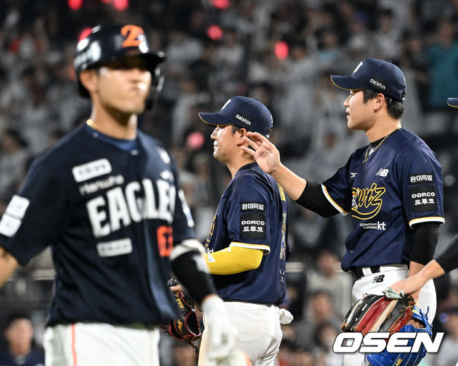 환호하는 동생 박영현,'형제의 뜨거운 승부욕에 KBO 팬들은 즐겁다'