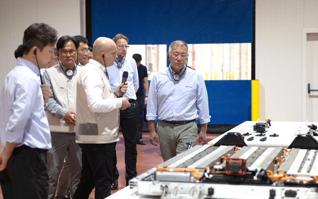 정의선 회장이 현대차 및 현대모비스 임직원들과 함께 현대모비스 BSA(Battery System Assembly) 공장을 둘러보고 있다.