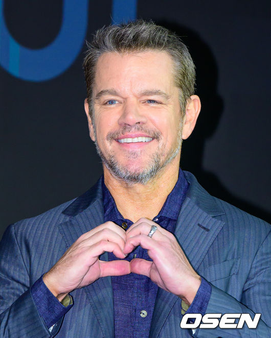 [OSEN=지형준 기자] 3일 서울 종로구 당주동 포시즌스 호텔 서울에서 영화 ‘오디세이’ 내한 기자간담회가 열렸다.'오디세이'는 트로이 전쟁을 승리로 이끈 영웅 오디세우스(맷 데이먼 분)가 집으로 돌아가기 위해 신들의 분노에 맞서 싸우는 대서사시 를 그린다. 고대 그리스 신화의 정수로 꼽히는 시인 호메로스의 '오디세이아'를 스크린에 옮겼다. 뱌우 맷 데이먼이 포토타임을 하고 있다. 2026.08.03 / jpnews@osen.co.kr