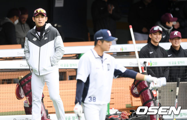 [OSEN=잠실, 조은정 기자] 22일 오후 서울 송파구 잠실 야구장에서 두산 베어스와 키움 히어로즈 선수들이 연습 경기에 앞서 훈련을 가졌다.키움 이정후가 두산 선수들의 훈련을 지켜보고 있다. /cej@osen.co.kr