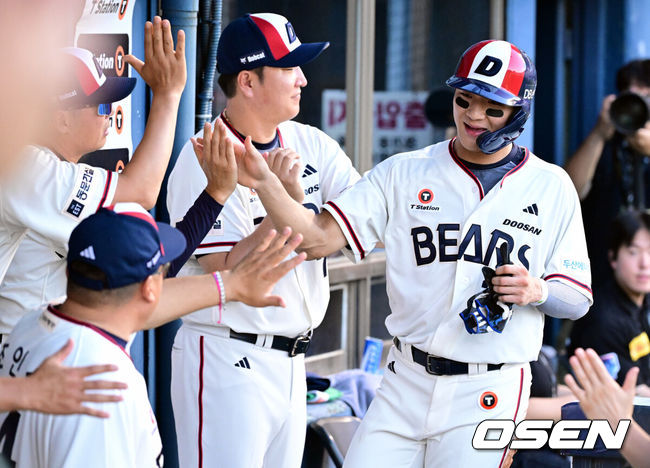 [OSEN=잠실, 조은정 기자]2일 서울 잠실야구장에서 2026 신한 SOL KBO리그 두산 베어스와 LG 트윈스의 경기가 열렸다.이날 두산은 벤자민, LG는 톨허스트를 선발로 내세웠다. 4회말 2사 2루에서 두산 박준순의 적시타에 김대한이 득점을 올리고 있다. 2026.08.02 /cej@osen.co.kr