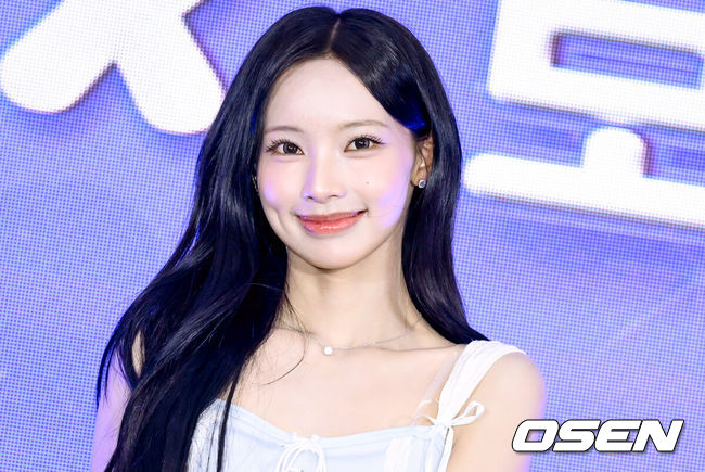 [OSEN=조은정 기자]'캐릭터 라이선싱 페어·보드게임콘 2026' 개막식이 16일 서울 강남구 코엑스에서 진행됐다.문화체육관광부가 주최하고 한국콘텐츠진흥원과 코엑스가 공동 주관하는 행사로, 올해는 '넓히다: 콘텐츠 지식재산'을 주제로 캐릭터가 다양한 산업과 결합해 새로운 부가가치를 만드는 사례를 선보인다.개막식에 참석한 홍보대사 리센느 원이가 공연을 하고 있다.  2026.07.16 /cej@osen.co.kr