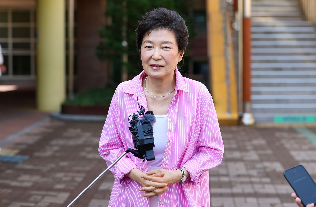 박근혜 전 대통령이 제9회 전국동시지방선거 투표일인 지난 6월 3일 대구 달성군 비슬초등학교에 마련된 투표소에서 투표 후 소감을 밝히고 있다. 연합뉴스 