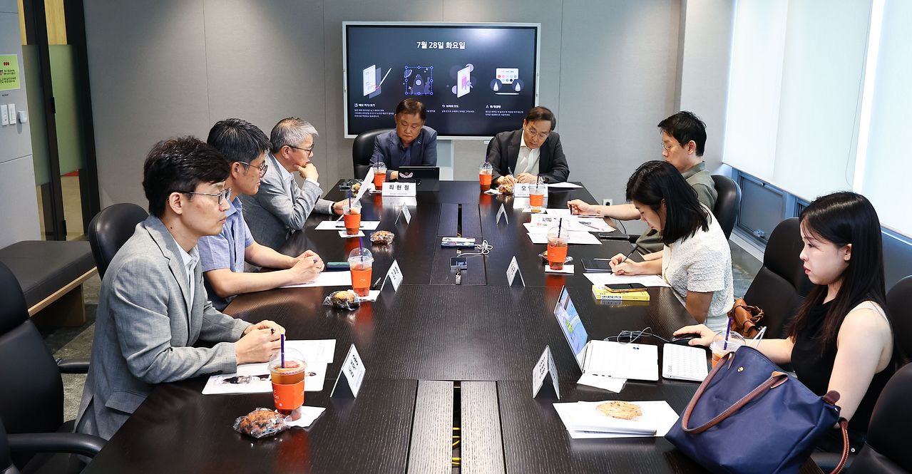 제76회 중앙일보 독자위원회가 지난달 28일 서울 마포구 상암동 중앙일보 9층 대회의실에서 열렸다. 왼쪽부터 심재웅 숙명여대 미디어학부 교수, 김주형 서울대 정치외교학부 교수, 김용하 순천향대 IT금융경영학과 교수, 최현철 중앙일보 편집국장대리, 오세정 위원장(전 서울대 총장), 이재국 성균관대 미디어커뮤니케이션학과 교수, 유재연 한양대 사회혁신융합전공 겸임교수, 강보현 중앙일보 기자. 김종호 기자