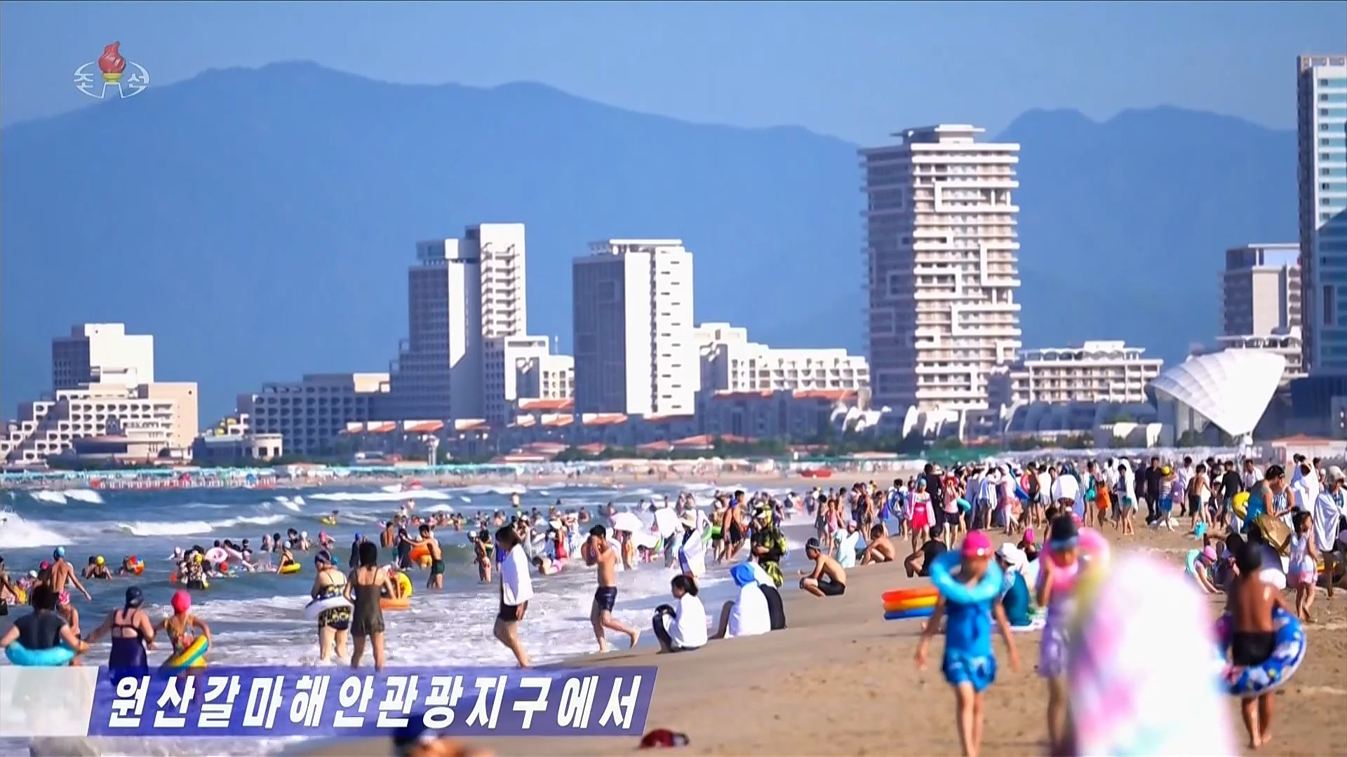 조선중앙TV는 "원산갈마해안관광지구에서 해수욕 관광봉사가 시작된 뒤 한 달 동안 수만 명이 방문했다"며 "명사십리로 불리는 이 해변에 '인파십리'가 펼쳐졌다"고 전했다. 조선중앙TV=연합뉴스