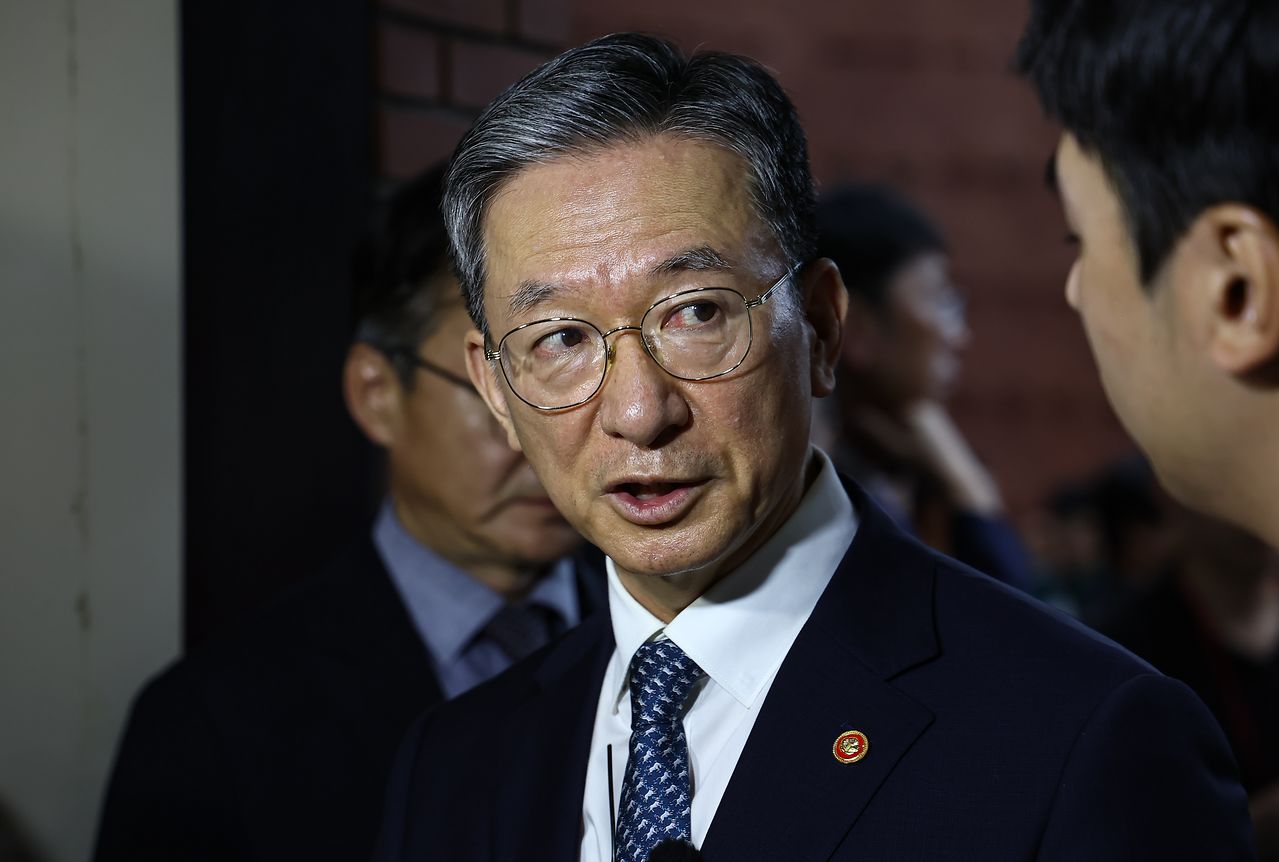 정성호 법무부 장관이 3일 경기 과천시 정부과천청사 법무부에서 열린 신임검사 임관식을 마치고 취재진 질문에 답하고 있다. 뉴스1
